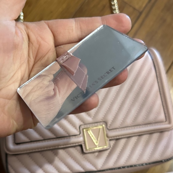 Victoria's Secret Blush Quilted Crossbody Bag with mirror - Picture 4 of 9